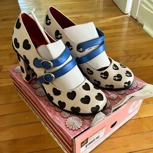 He Loves Me, He Loves Me Not Heart Shoes 39 (8.5)